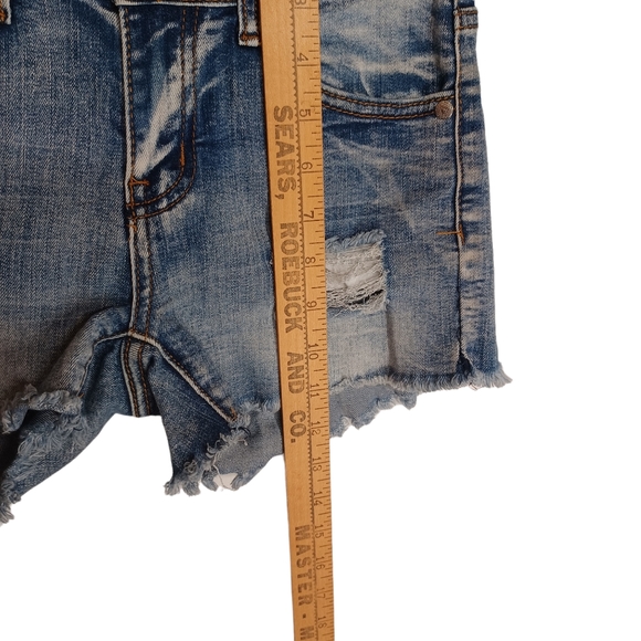 LING COLLECTION Distressed Raw Hem Denim Jean Shorts Small - Picture 4 of 7